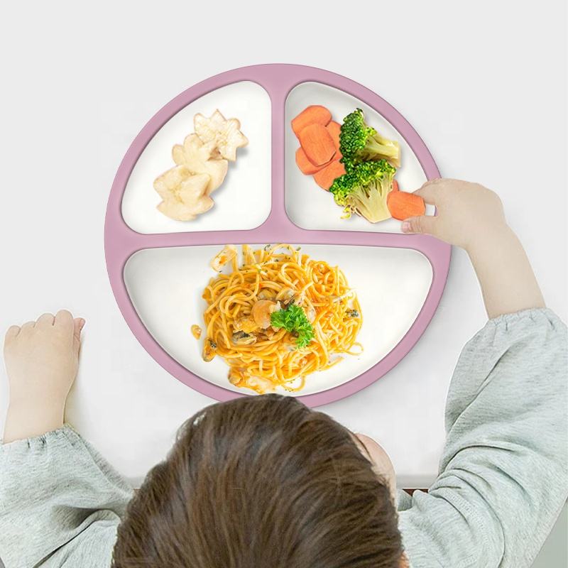 새로운 도착 BPA 무료 식품 학년 아기 실리콘 흡입 접시 아기 식기 아기 어린이를위한 클래식 실리콘 식사 접시