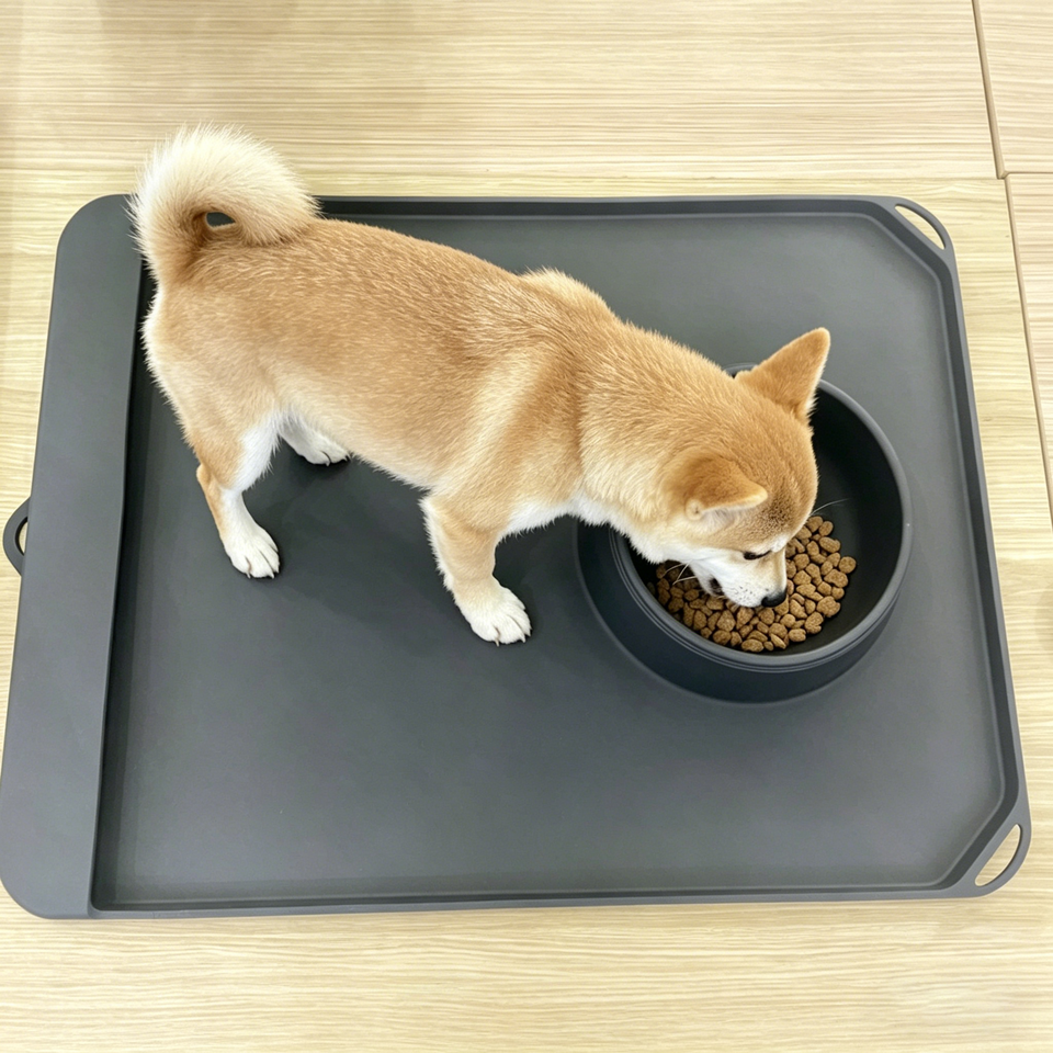 애완 동물 고양이 개를위한 견고한 실리콘 식품 매트 세련된 방수 미끄럼 방지 애완 동물 먹이 매트